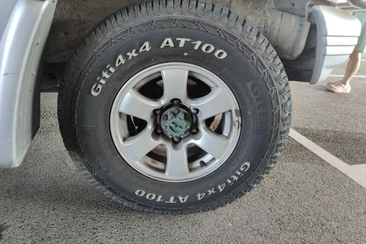 Used Leopaard Heijingang 2013 2.2L Manual Two-Wheel Drive Standard Version Right Front Wheel Hub