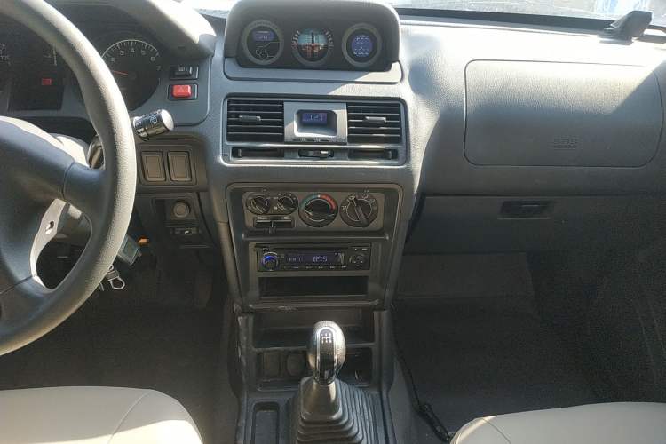 Used Leopaard Heijingang 2013 2.2L Manual Two-Wheel Drive Standard Version Audio And AC Panel