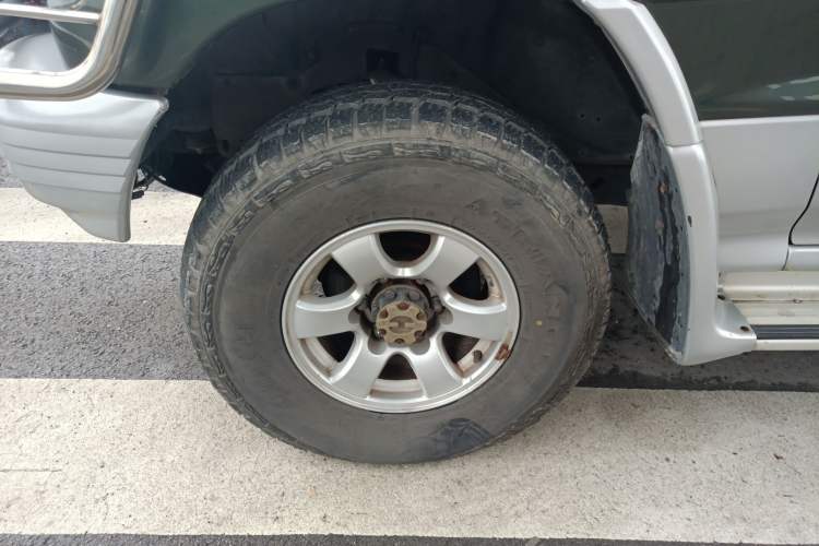 Used Leopaard Heijingang 2013 2.2L Manual Two-Wheel Drive Standard Version Left Front Wheel Hub