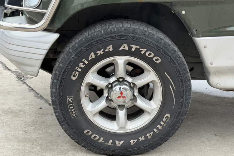 Used Leopaard Heijingang 2013 2.2L Manual Two-Wheel Drive Standard Version Left Front Wheel Hub