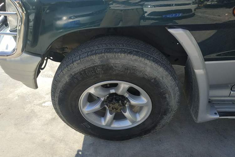 Used Leopaard Heijingang 2013 2.2L Manual Two-Wheel Drive Standard Version Left Front Wheel Hub