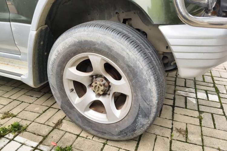 Used Leopaard Heijingang 2013 2.2L Manual Two-Wheel Drive Standard Version Right Front Wheel Hub