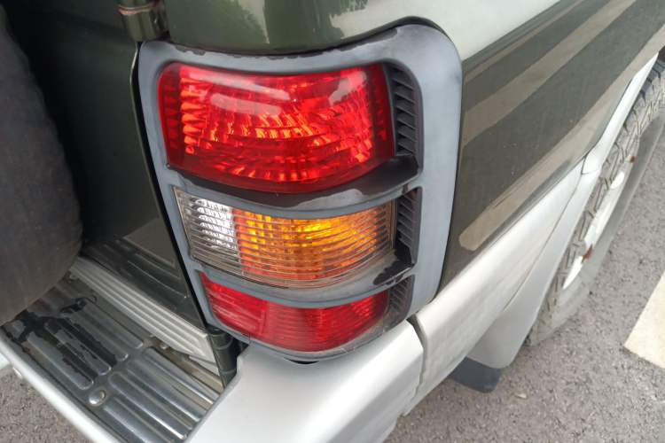 Used Leopaard Heijingang 2013 2.2L Manual Two-Wheel Drive Standard Version Right Rear Taillight
