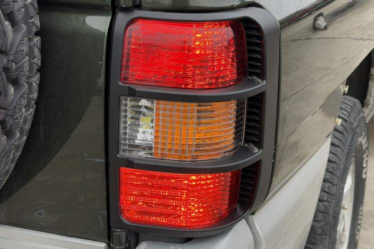 Used Leopaard Heijingang 2013 2.2L Manual Two-Wheel Drive Standard Version Right Rear Taillight
