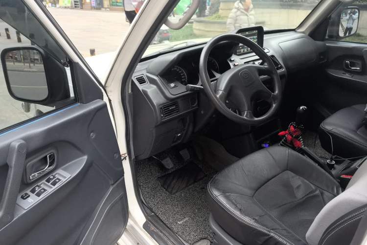 Used Leopaard Heijingang 2013 2.2L Manual Two-Wheel Drive Standard Version Interior 3