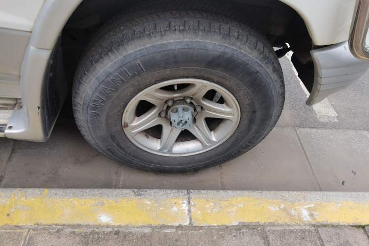 Used Leopaard Heijingang 2013 2.2L Manual Two-Wheel Drive Standard Version Right Front Wheel Hub