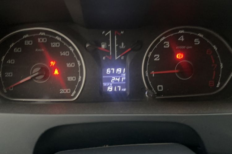 Used Leopaard Q6 2016 2.4L Manual 4x4 All-Terrain Edition Odometer Close Up