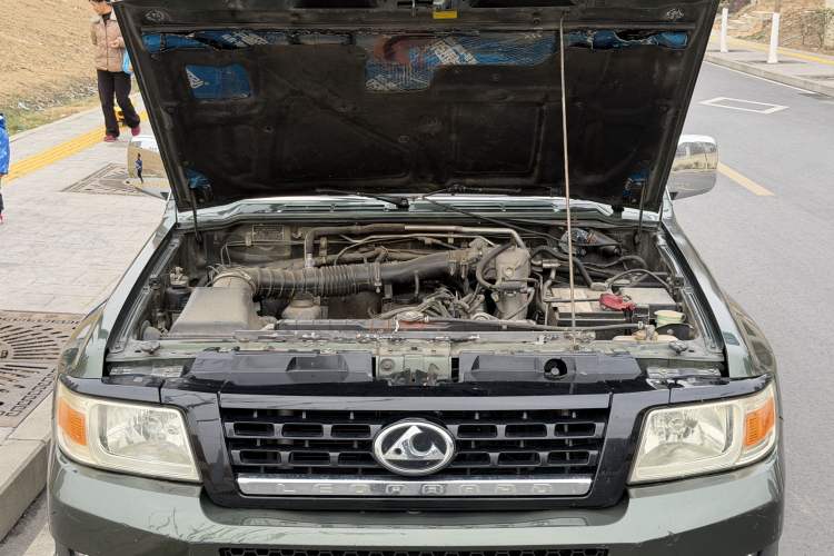 Used Leopaard Q6 2014 2.4L Four-Wheel Drive Version Engine Bay