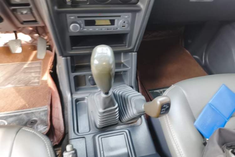Used Leopaard Q6 2014 2.4L Four-Wheel Drive Version Gear Lever