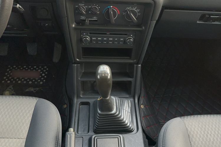 Used Leopaard Q6 2014 2.4L Two-Wheel Drive Version Interior 7