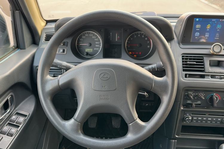 Used Leopaard Q6 2014 2.4L Two-Wheel Drive Version Interior 8