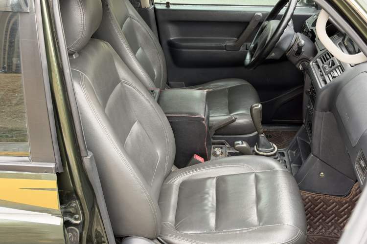 Used Leopaard Q6 2014 2.4L Four-Wheel Drive Version Right Front Seat