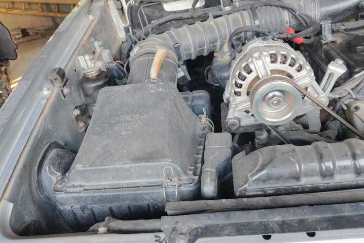 Used Leopaard Q6 2014 2.4L Four-Wheel Drive Version Engine Bay Right