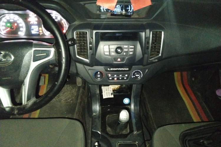 Used Leopaard Q6 2015 2.4L Manual Two-Wheel-Drive Elite Model Audio And AC Panel