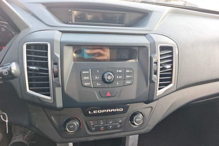 Used Leopaard Q6 2015 2.4L Manual Two-Wheel-Drive Elite Model Audio And AC Panel