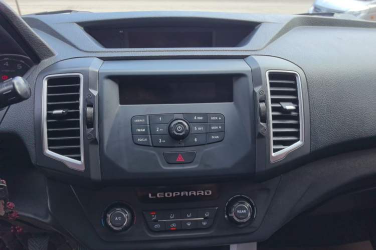 Used Leopaard Q6 2015 2.4L Manual Two-Wheel-Drive Elite Model Audio And AC Panel