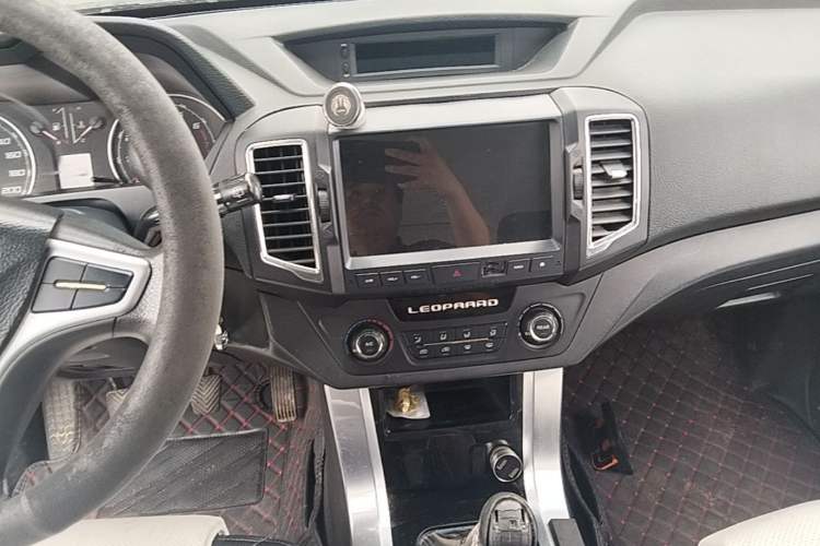 Used Leopaard Q6 2015 2.4L Manual Two-Wheel-Drive Elite Model Audio And AC Panel