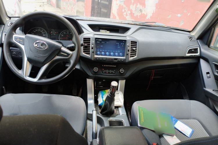 Used Leopaard Q6 2015 2.4L Manual Two-Wheel-Drive Elite Model Center Console
