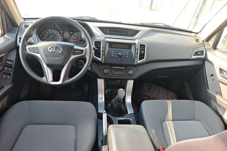 Used Leopaard Q6 2015 2.4L Manual Two-Wheel-Drive Elite Model Center Console