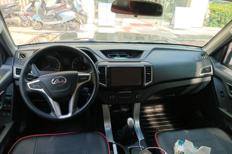 Used Leopaard Q6 2015 2.4L Manual Two-Wheel-Drive Elite Model Center Console