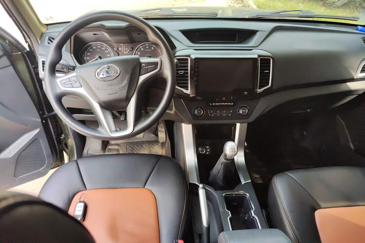 Used Leopaard Q6 2015 2.4L Manual 4x4 Excellence Edition Center Console