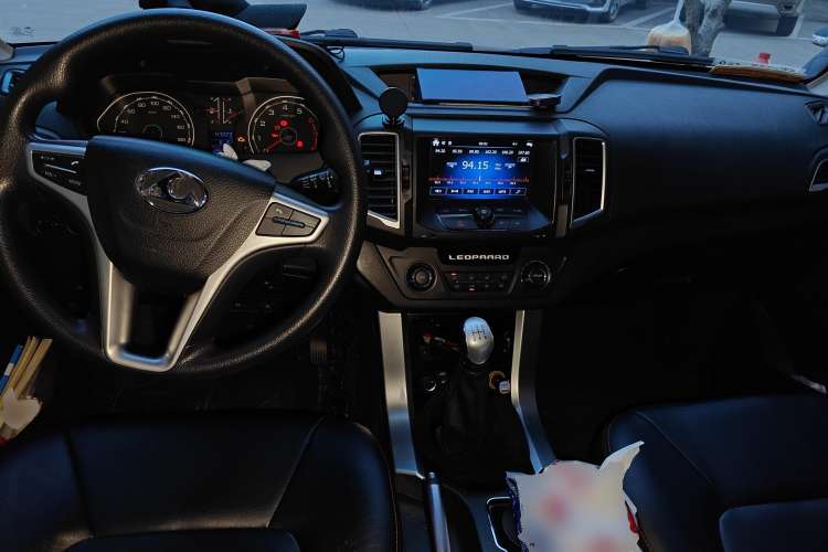 Used Leopaard Q6 2015 2.4L Manual 4x4 Excellence Edition Center Console