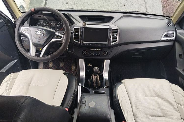 Used Leopaard Q6 2015 2.4L Manual Two-Wheel-Drive Elite Model Center Console