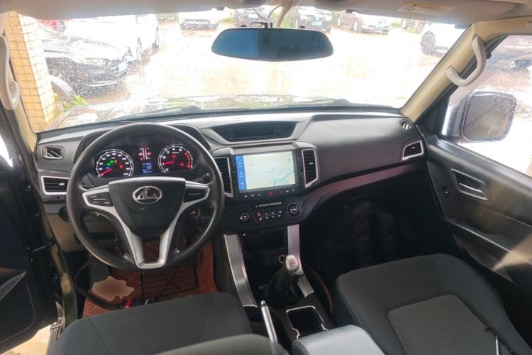 Used Leopaard Q6 2015 2.4L Manual Two-Wheel-Drive Elite Model Center Console