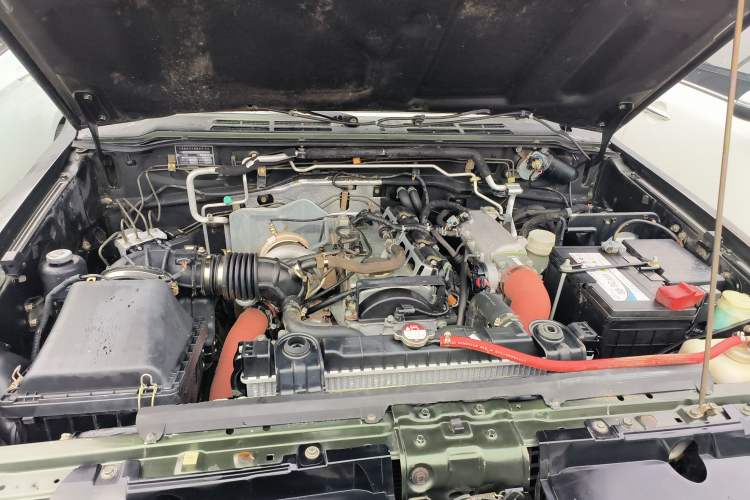 Used Leopaard Q6 2015 2.0T Manual 4x4 Edition Engine Bay