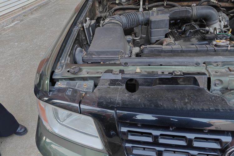 Used Leopaard Q6 2015 2.4L Manual 4x4 Excellence Edition Engine Bay Right