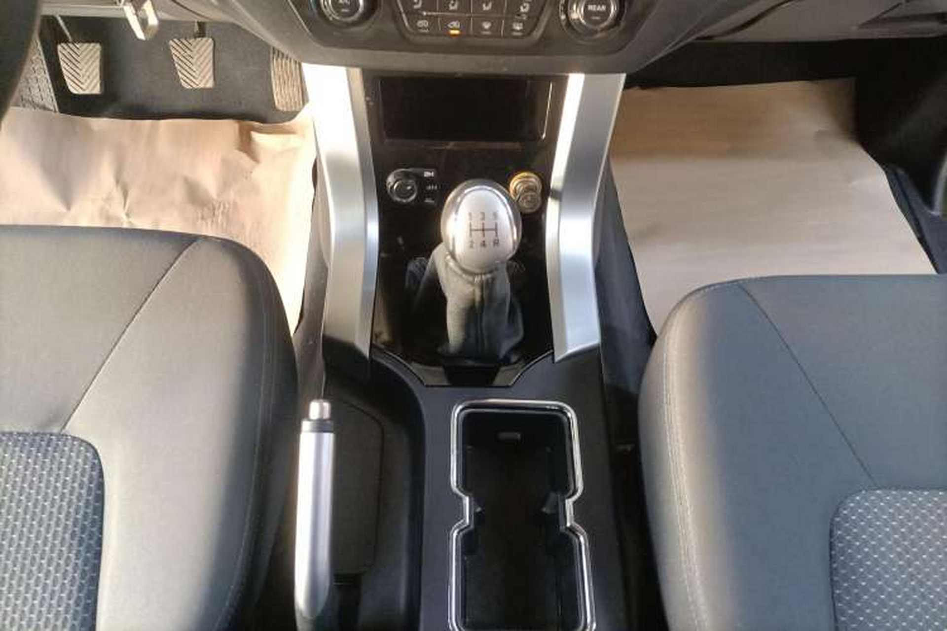 Used Leopaard Q6 2015 2.4L Manual 4x4 Excellence Edition Gear Lever