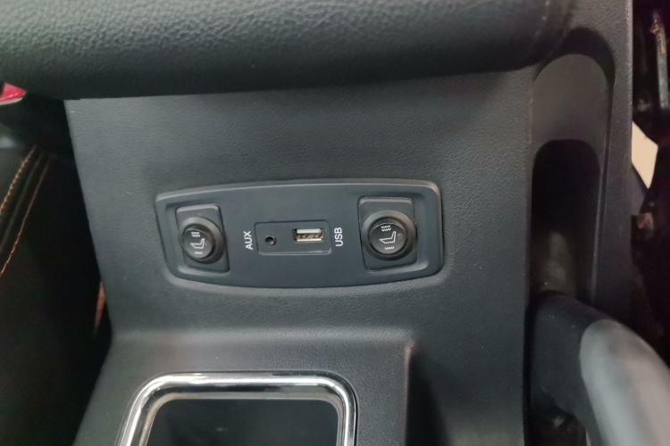 Used Leopaard Q6 2015 2.4L Manual 4x4 Excellence Edition Interior 10