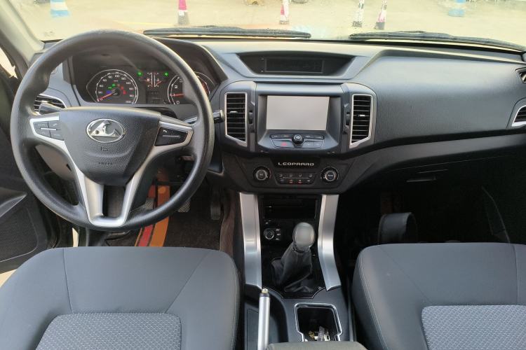 Used Leopaard Q6 2015 2.4L Manual 4x4 Excellence Edition Interior 2