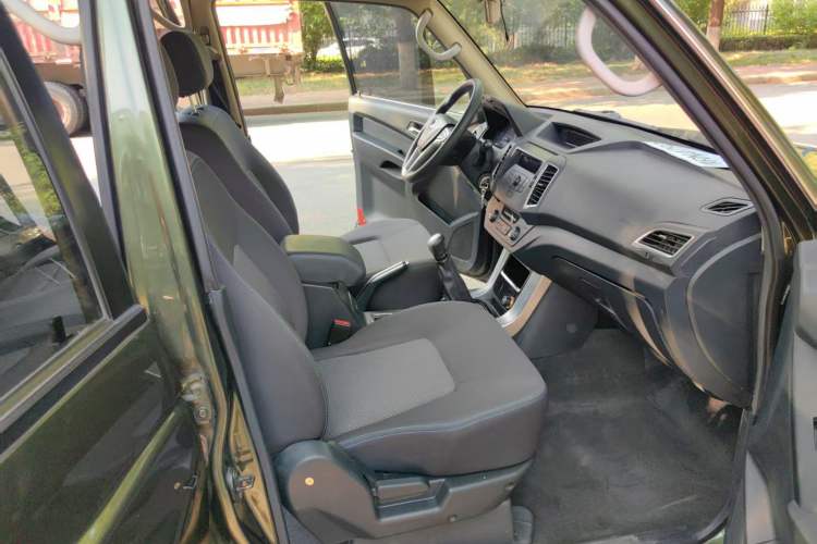 Used Leopaard Q6 2015 2.4L Manual Two-Wheel-Drive Elite Model Interior 2