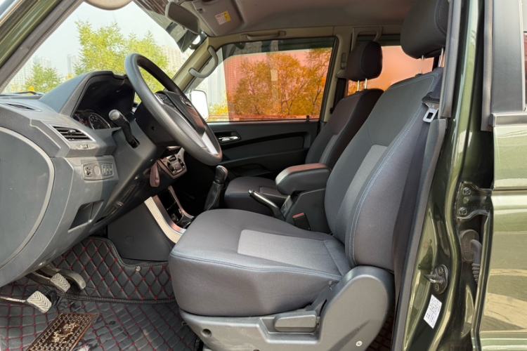 Used Leopaard Q6 2015 2.4L Manual 4x4 Excellence Edition Interior 2