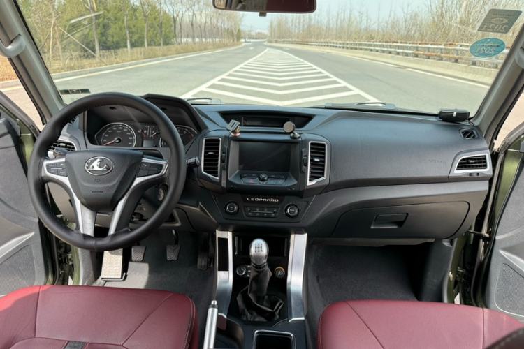 Used Leopaard Q6 2015 2.4L Manual 4x4 Excellence Edition Interior 2