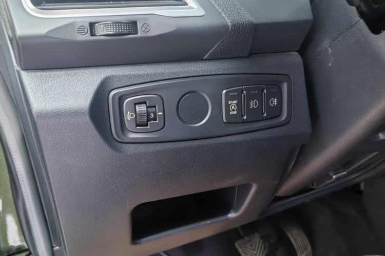 Used Leopaard Q6 2015 2.4L Manual 4x4 Excellence Edition Interior 2