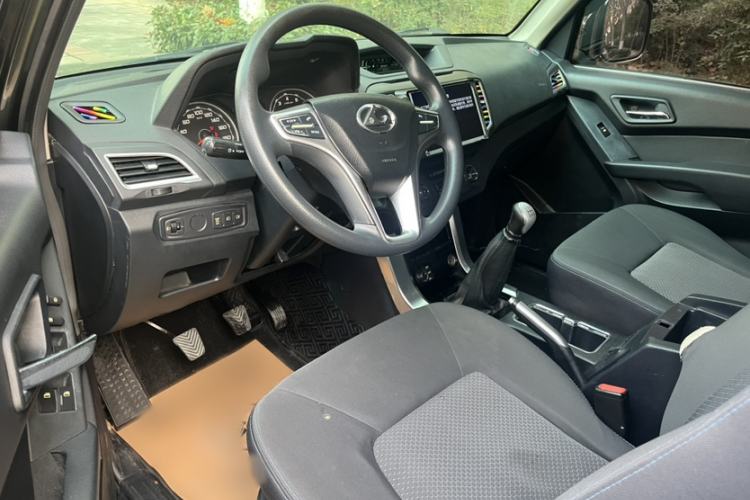 Used Leopaard Q6 2015 2.4L Manual 4x4 Excellence Edition Interior 2