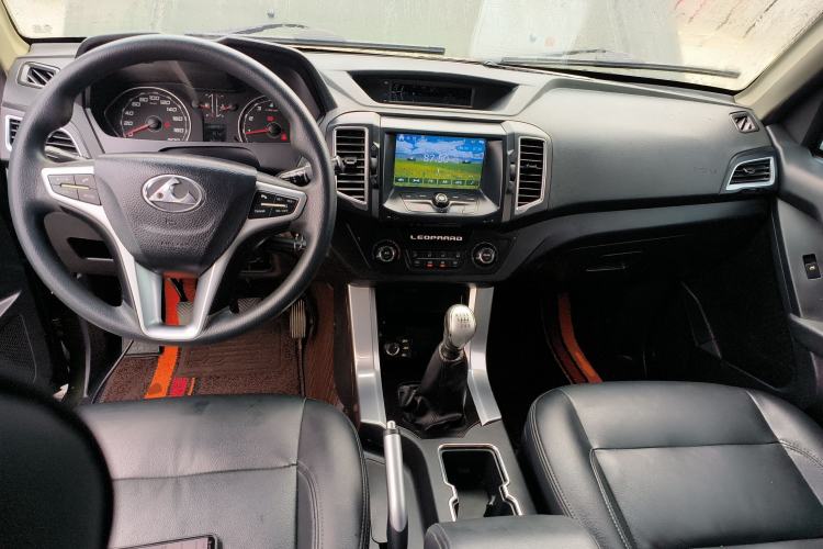 Used Leopaard Q6 2015 2.0T Manual 4x4 Edition Interior 2