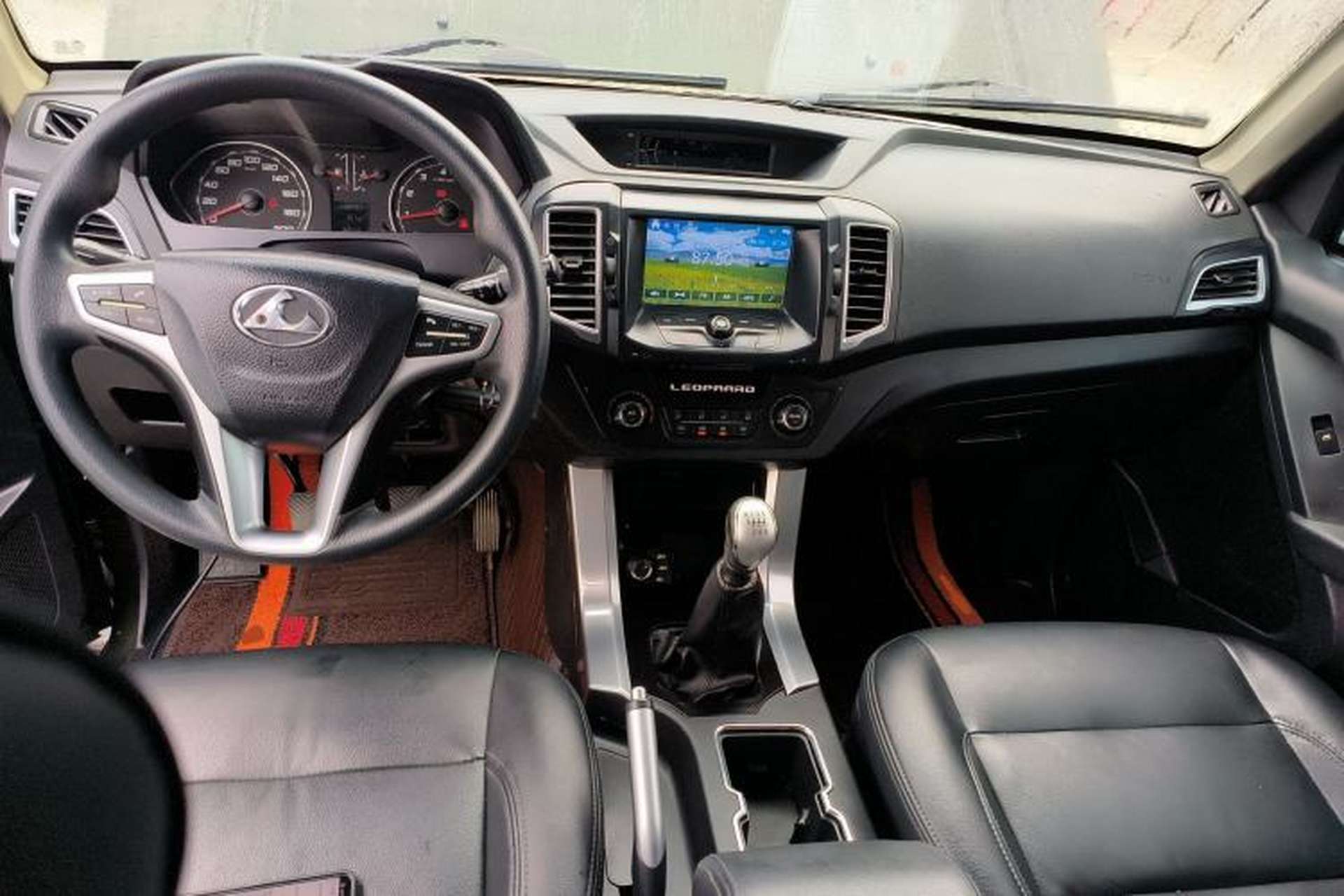 Used Leopaard Q6 2015 2.0T Manual 4x4 Edition Interior 2