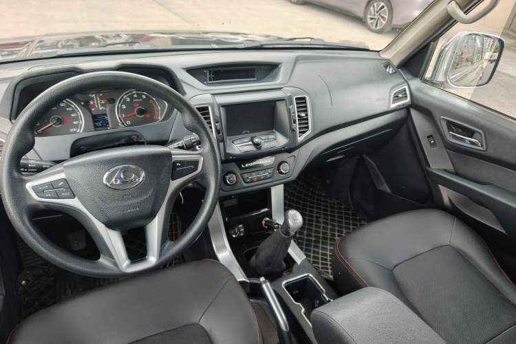 Used Leopaard Q6 2015 2.4L Manual 4x4 Excellence Edition Interior 2