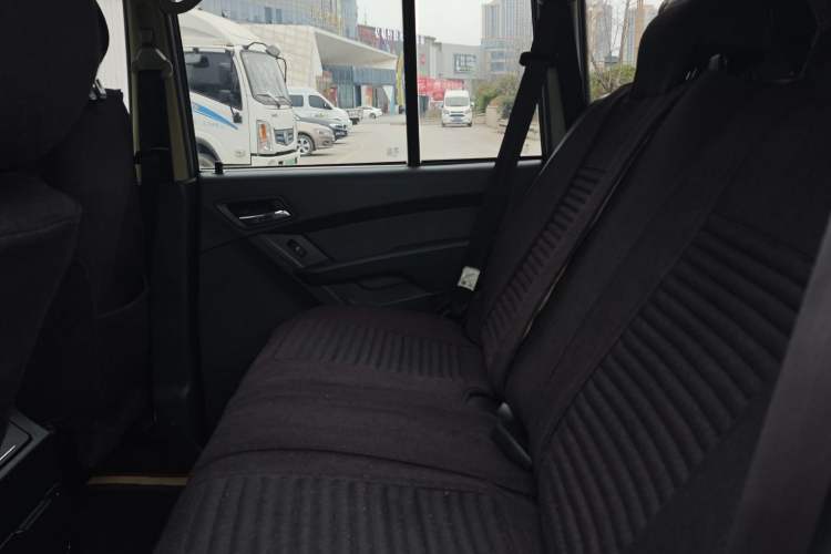 Used Leopaard Q6 2015 2.4L Manual 4x4 Excellence Edition Interior 2