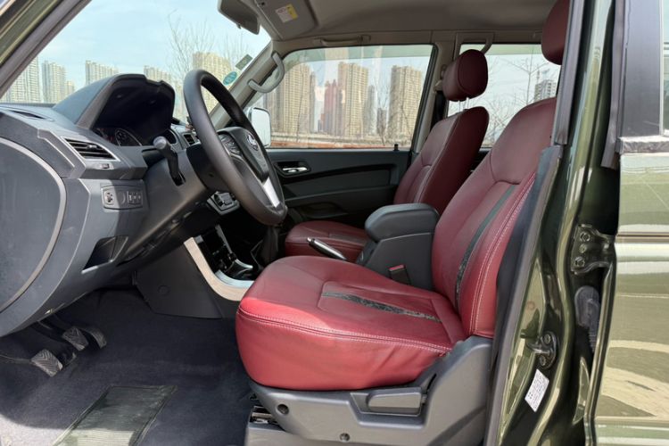 Used Leopaard Q6 2015 2.4L Manual 4x4 Excellence Edition Interior 3