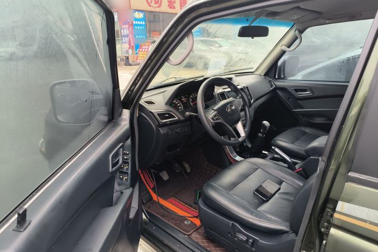 Used Leopaard Q6 2015 2.0T Manual 4x4 Edition Interior 3
