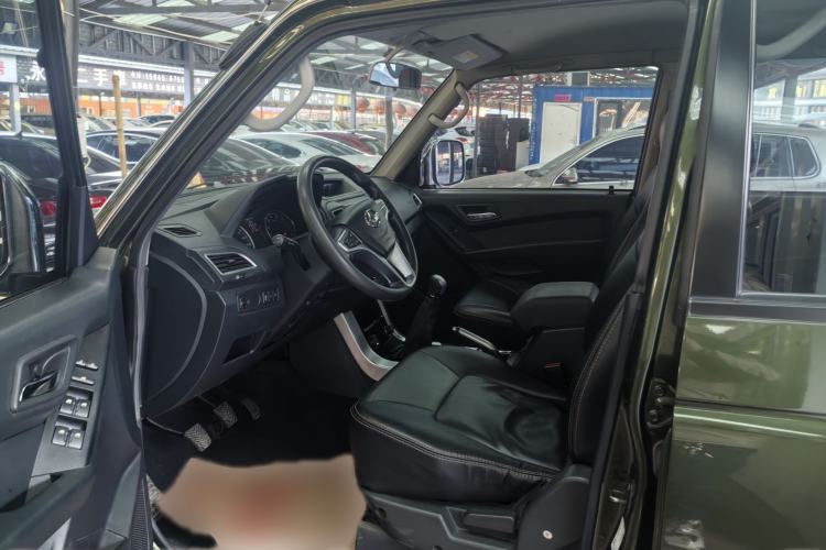 Used Leopaard Q6 2015 2.4L Manual 4x4 Excellence Edition Interior 5
