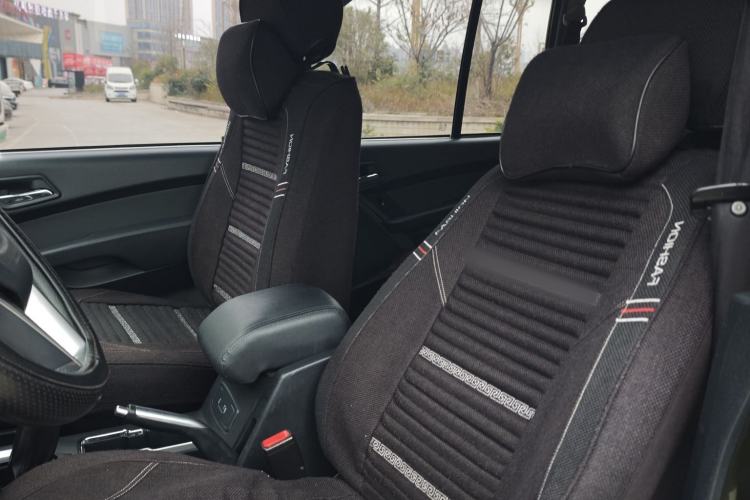Used Leopaard Q6 2015 2.4L Manual 4x4 Excellence Edition Interior 6