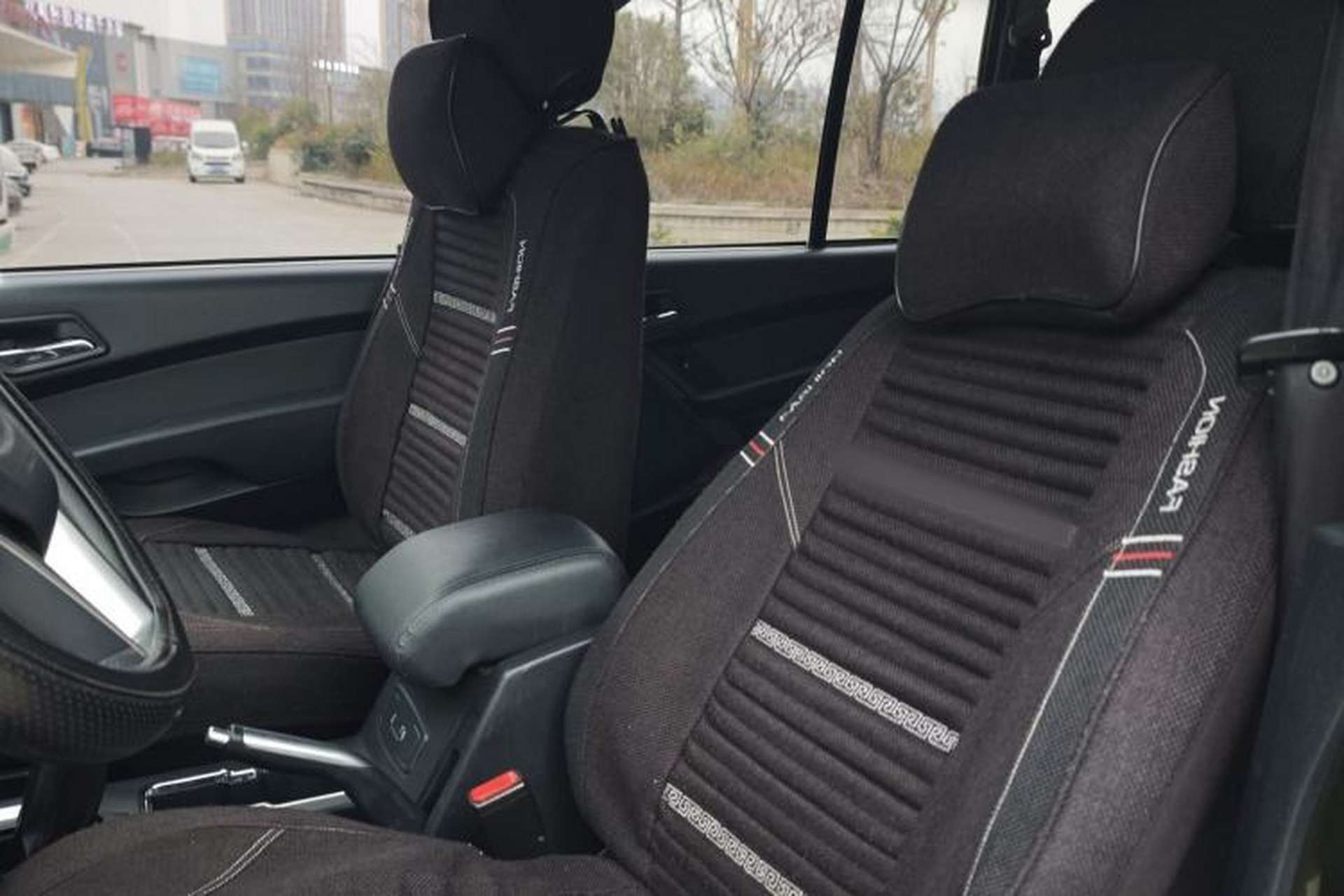 Used Leopaard Q6 2015 2.4L Manual 4x4 Excellence Edition Interior 6