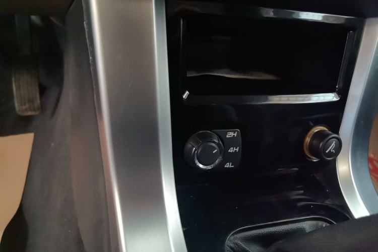 Used Leopaard Q6 2015 2.4L Manual 4x4 Excellence Edition Interior 7