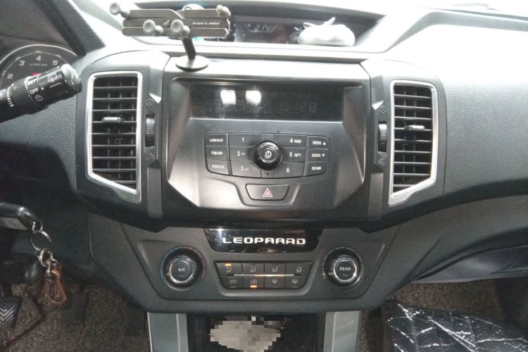Used Leopaard Q6 2015 2.4L Manual Two-Wheel-Drive Elite Model Audio And AC Panel