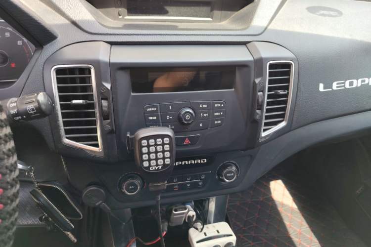 Used Leopaard Q6 2015 2.4L Manual Two-Wheel-Drive Elite Model Audio And AC Panel